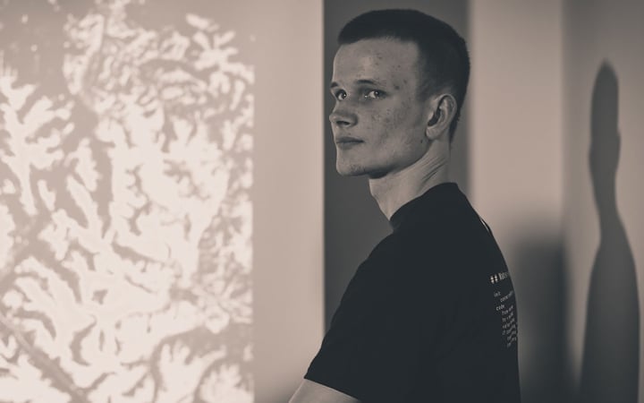 Vitalik Buterin의 Farcaster 움직임이 논란을 촉발했습니다: 그는 트위터로 돌아가야 할까요?