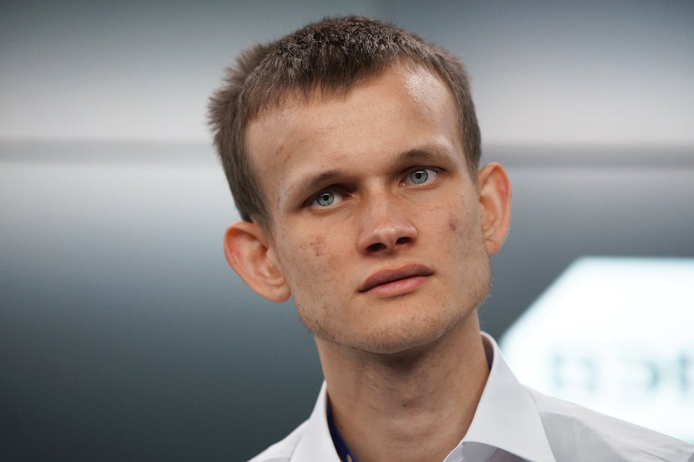 Le co-fondateur d'Ethereum, Vitalik Buterin, rejoint l'engouement pour les pièces meme