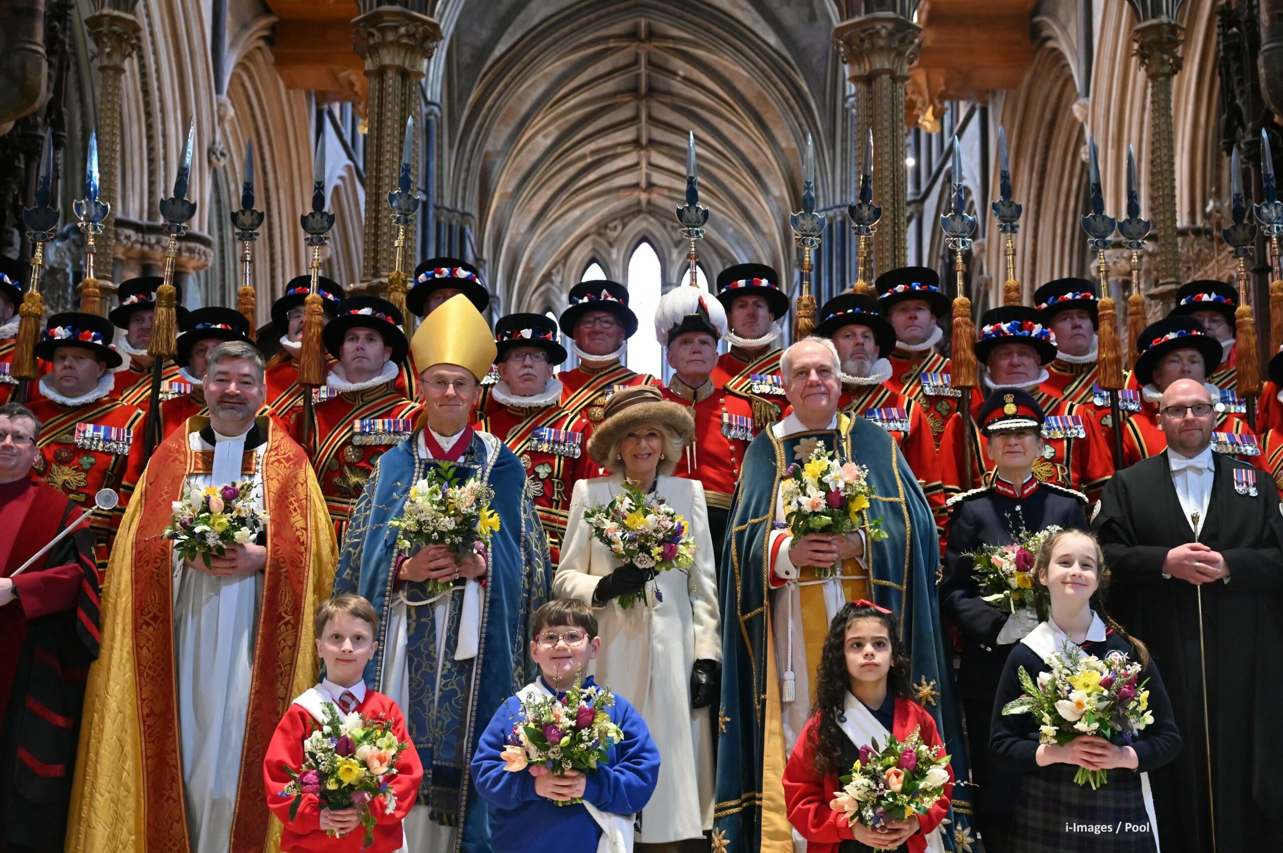 La reine Camilla perpétue l'ancienne tradition et distribue de l'or pur