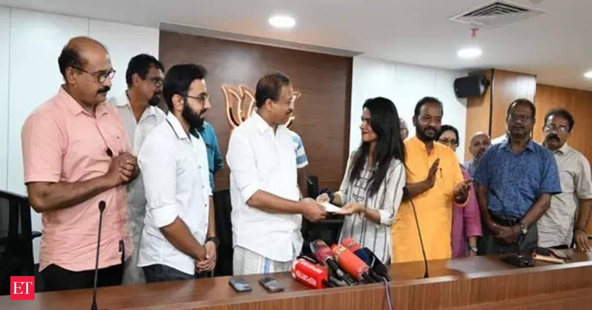 Ukraine Evacuees Express Gratitude with Security Deposit Contribution for MoS Muraleedharan