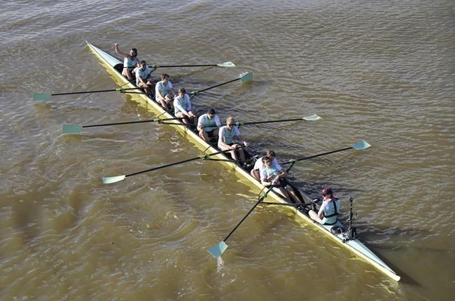 Cambridge remporte la course d'aviron malgré la pollution de la Tamise