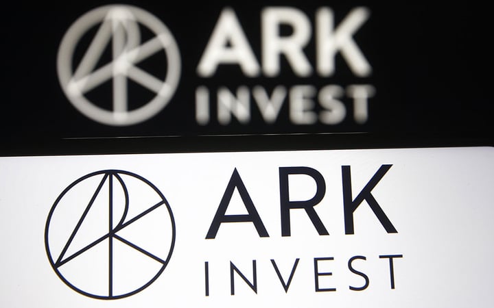 記録的なETF流出でビットコイン市場を揺るがし、キャシー・ウッドのARKBがグレイスケールのGBTCを上回る