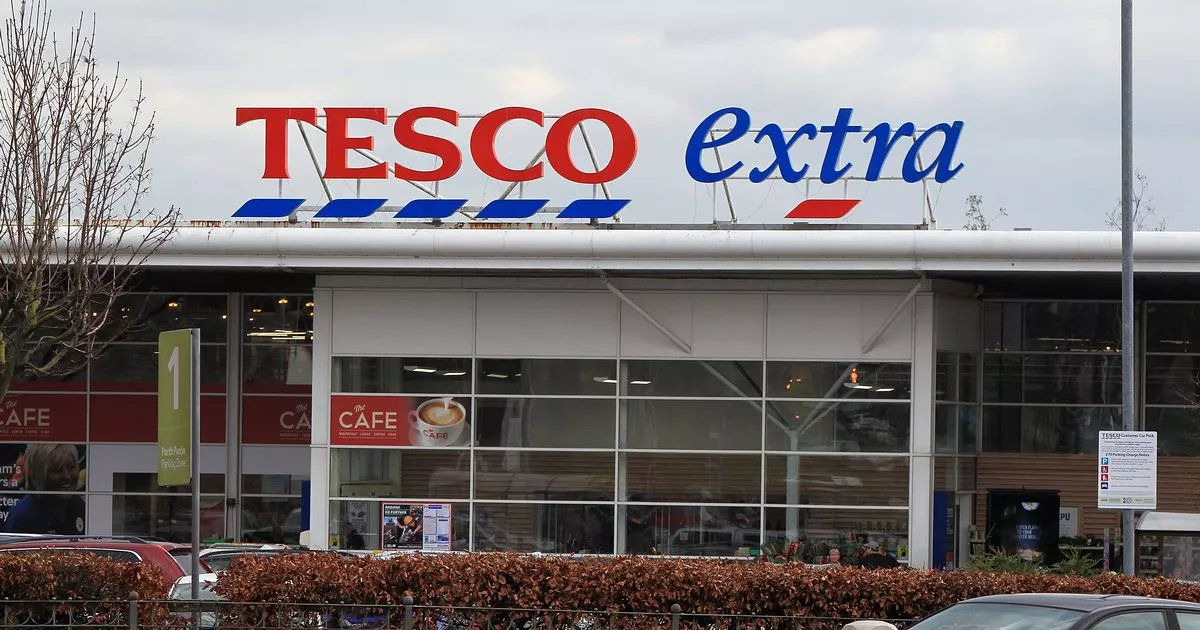 Tesco Extra à Wrexham lance un système de fentes à pièces pour lutter contre le vol de chariots