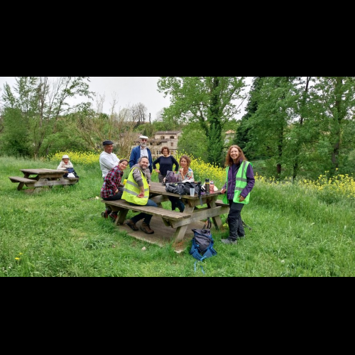 Visite guidée d'un arboriculteur pour découvrir une riche tapisserie d'arbres