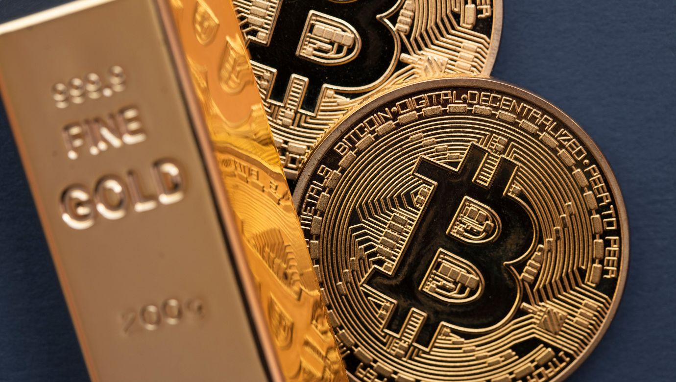 Bitcoin Surges: Gold's Safe-Haven Status Eroded by Scarcity Narrative