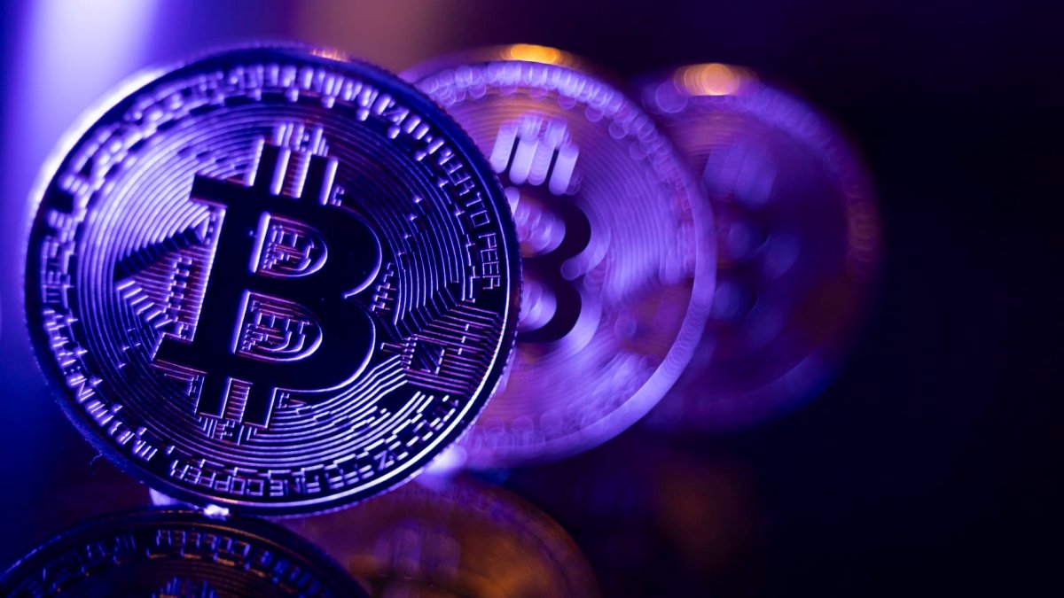 Bitcoin steigt nach historischer Halbierung auf über 65.000 US-Dollar