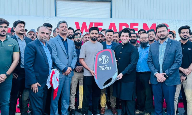 Javed Afridi, propriétaire de la voiture de Peshawar Zalmi, offre une élégante voiture MG à PSL Brilliance