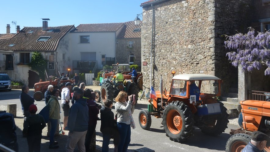 Le village du sud de Razak charmé par un défilé nostalgique de tracteurs