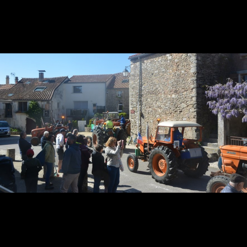 Le village du sud de Razak charmé par un défilé nostalgique de tracteurs