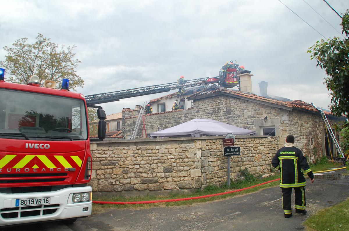 Un incendie dévastateur dans une grange menace la maison du voisin