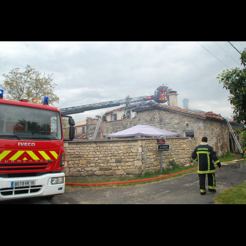 Ein verheerender Scheunenbrand bedroht das Haus eines Nachbarn