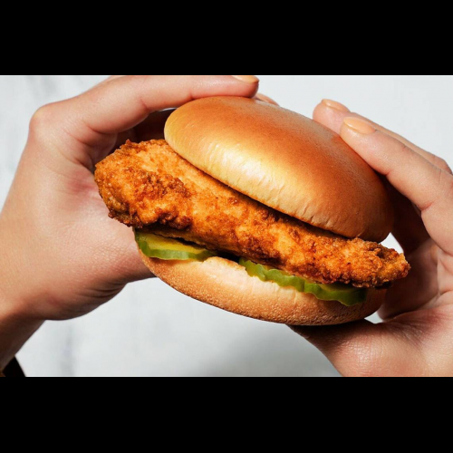 Chick-Fil-A 向老师们提供免费食物