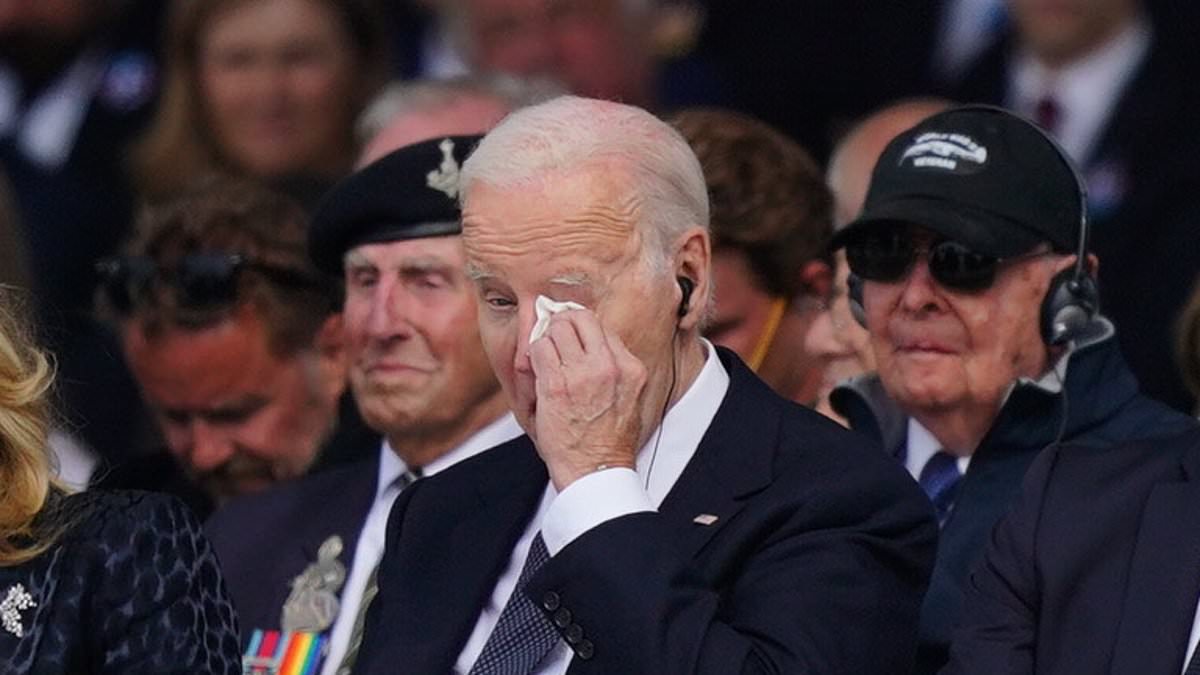 Präsident Joe Biden verschluckt sich während der internationalen Zeremonie zu Ehren der D-Day-Veteranen zum 80. Jahrestag