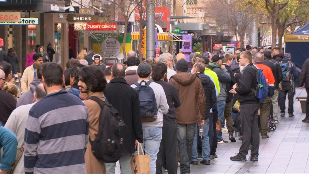 Hundreds queue for hours to get their hands on limited-edition NAIDOC coin