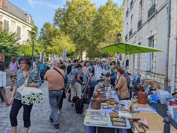 The garage sale in the Dunois district attracted crowds this Sunday