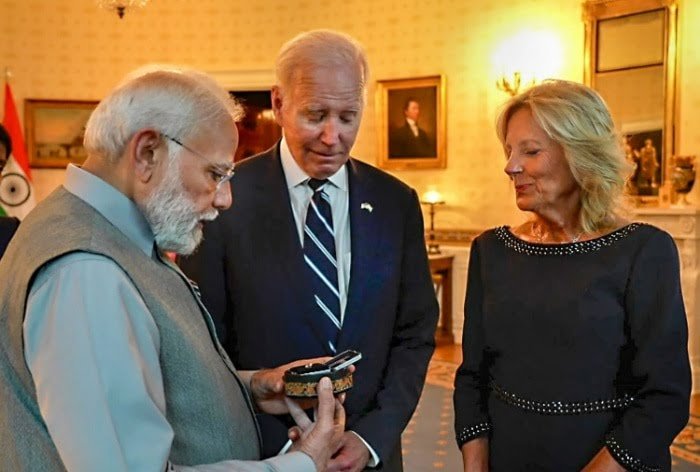 PM Modi offre un châle pashmina dans une boîte en papier mâché à la première dame des États-Unis, Jill Biden