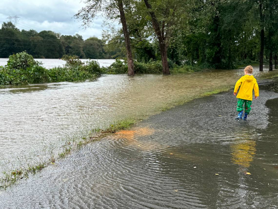 Die Überschwemmungen rund um Charlotte waren bereits schlimm, als der Tropensturm Helene durchzog. Sie wird zunehmen, da Duke Energy Wasser vom Lake Norman durch den Mountain Island Lake und in den Lake Wylie transportiert.