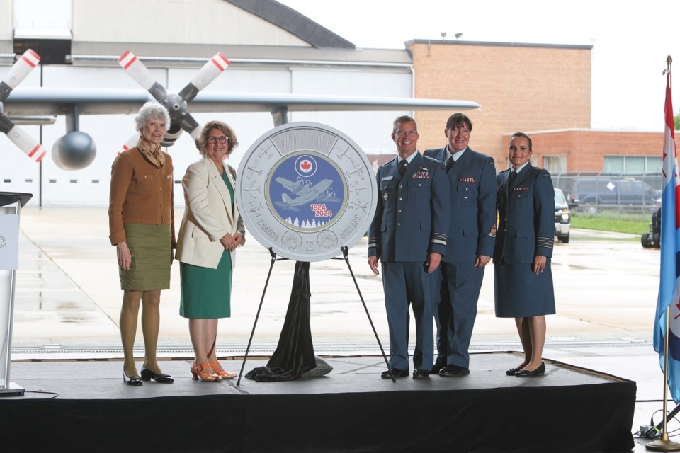 La nouvelle pièce de collection du 100e anniversaire de l'Aviation royale canadienne représente un avion des Snowbirds de Moose Jaw