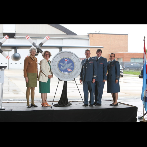 La nouvelle pièce de collection du 100e anniversaire de l'Aviation royale canadienne représente un avion des Snowbirds de Moose Jaw