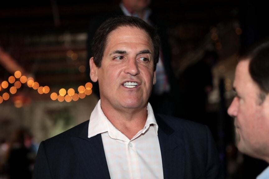 Mark Cuban déchire les « pièces officielles de Trump » de Donald Trump comme un « escroc » ciblant sa base de fans