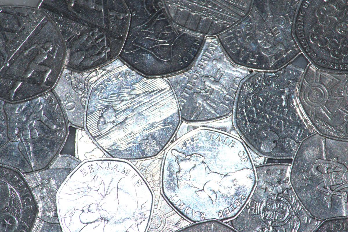 Une pièce rare « extra-spéciale » de 50 pence a inspiré une mini-guerre d'enchères sur eBay avant de se vendre pour 4 000 £ la semaine dernière, alors que les Britanniques sont encouragés à vérifier leur monnaie.