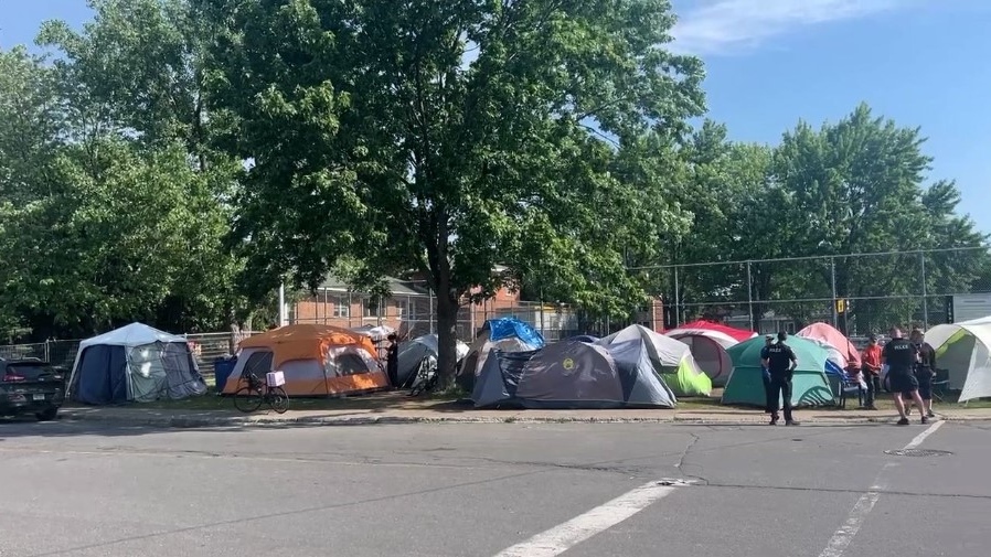 Longueuil dismantles homeless encampment near elementary school