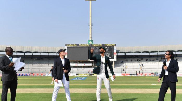 Pakistan gewann den Toss und wurde im ersten Test gegen England zum ersten Schläger gewählt