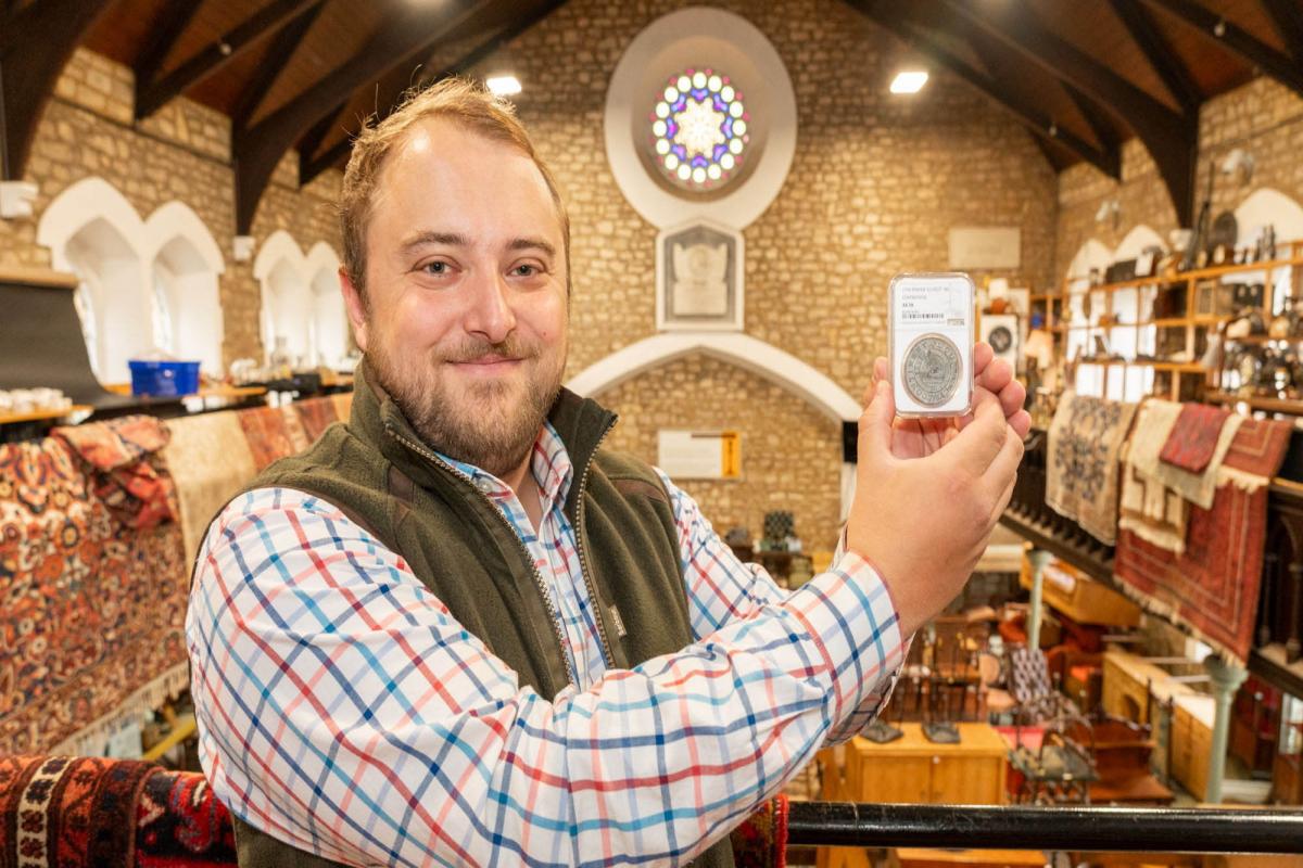 Une pièce de monnaie américaine rare datant de l'année de la Déclaration d'Indépendance trouvée dans une boîte de caramel par le personnel de la maison de vente aux enchères du Gloucestershire se vend 25 000 £