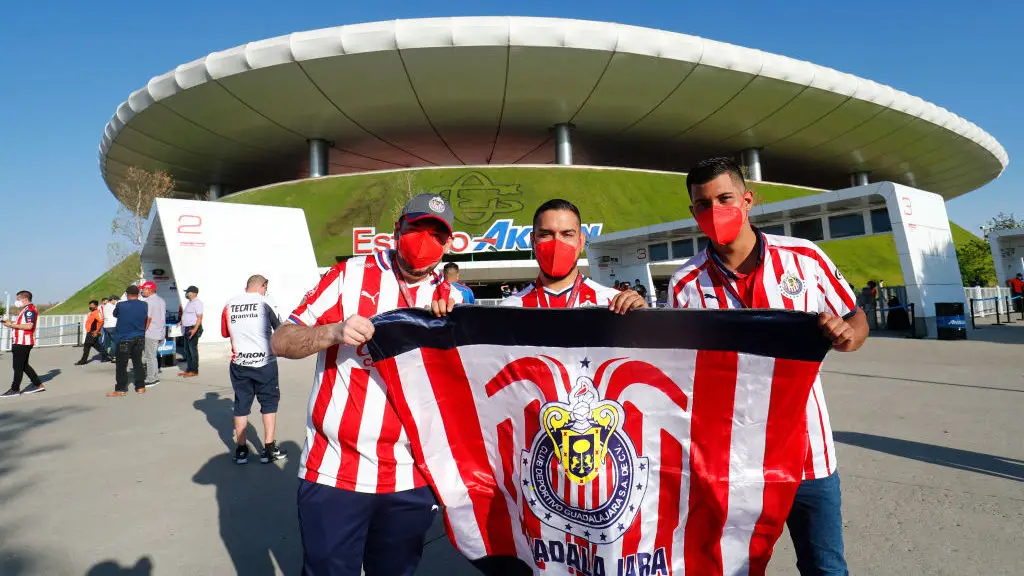 Der Bürgermeister von Houston, John Whitmire, wirft beim Clasico de Mexico eine Münze und verspricht mehr Zugang zum Fußball