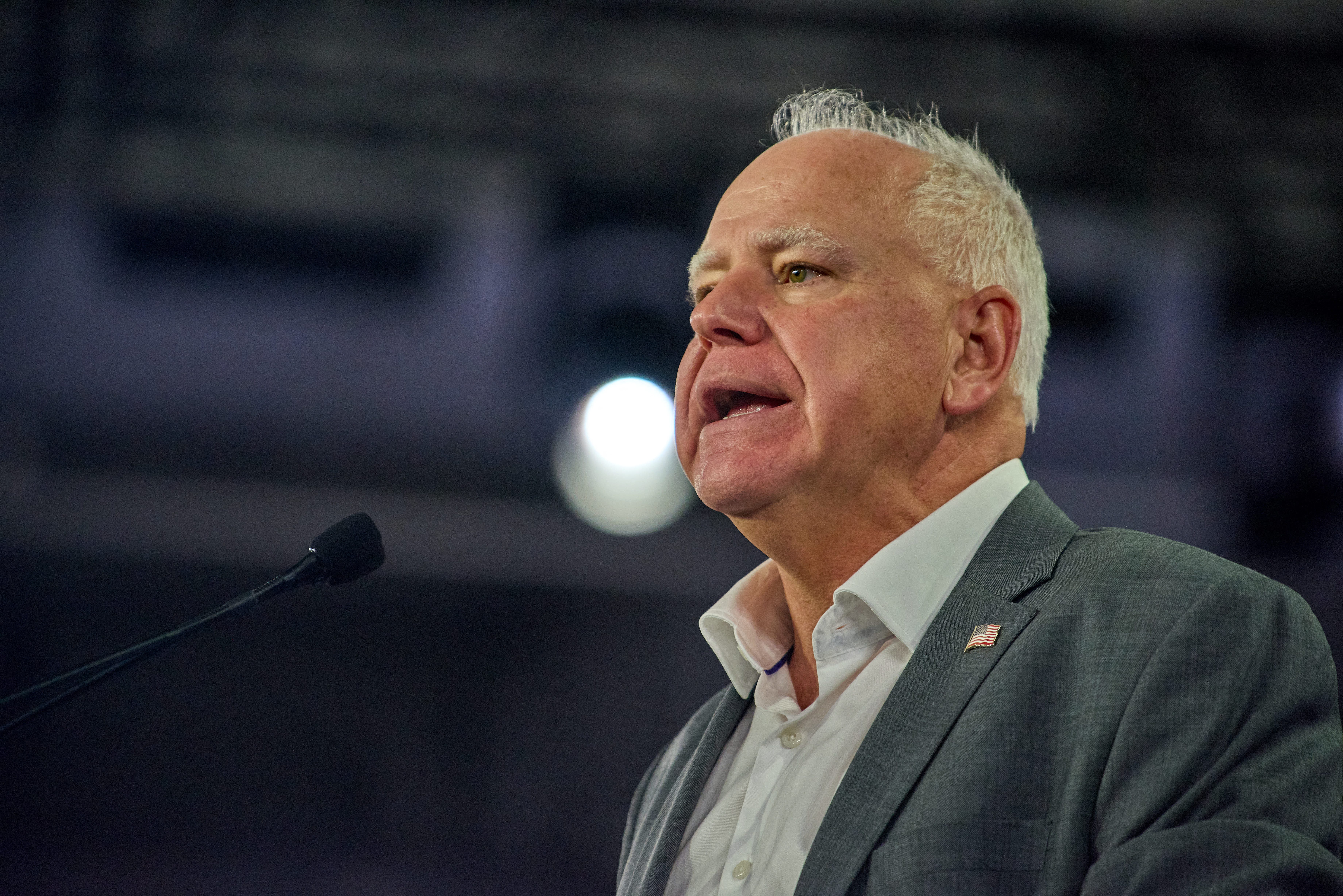 Tim Walz revient à Mankato West pour faire le tirage au sort avant le match de rivalité contre Mankato East