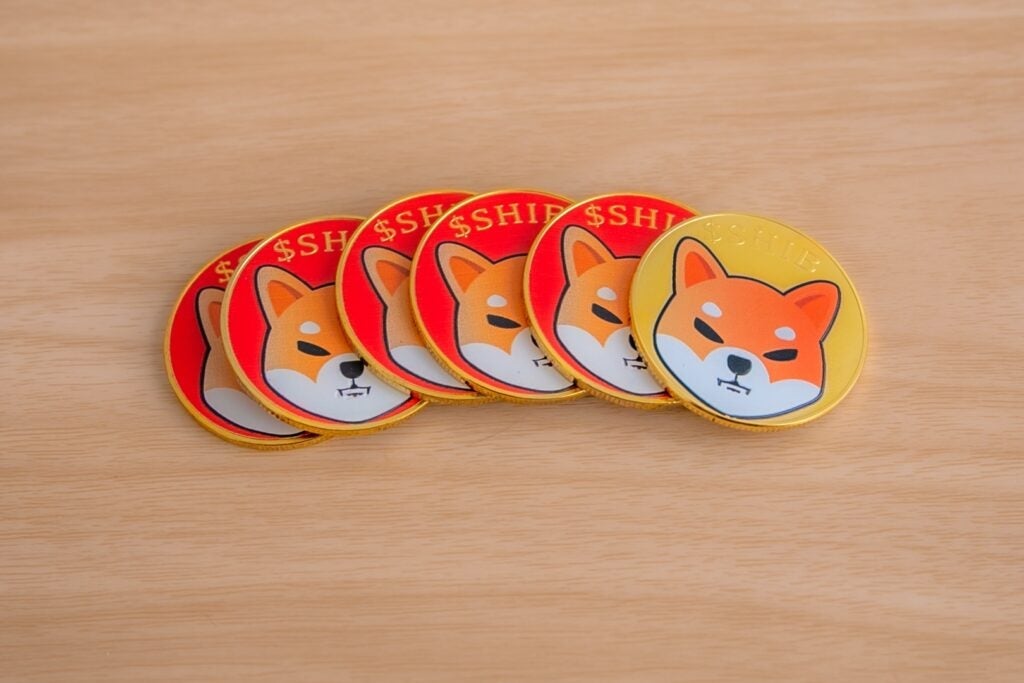 柴犬（SHIB）がドージコイン（DOGE）の価格高騰に乗り、より広範なミームコインラリーをリード