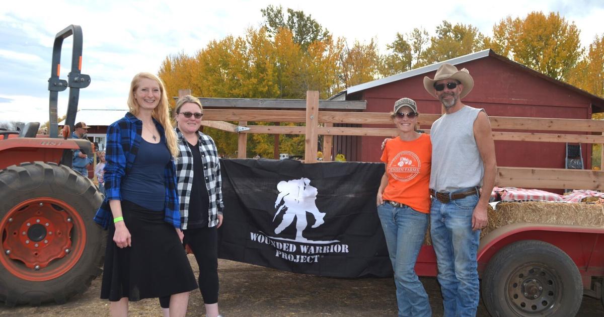 John und Hillary Jensen von Jensen's Farms erhielten am Sonntag, den 20. Oktober, eine Münze für verwundete Krieger für die großzügige Ausrichtung einer Axtwurfveranstaltung für Militärveteranen auf ihren Farmen.