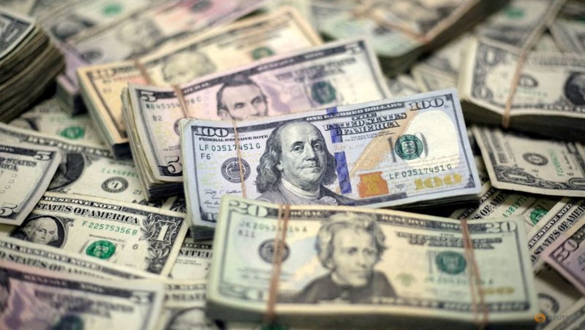 Der Dollar fällt von seinem Dreimonatshoch ab, da die Anleger auf wichtige US-Daten warten und Bitcoin nahe dem Rekordhoch liegt