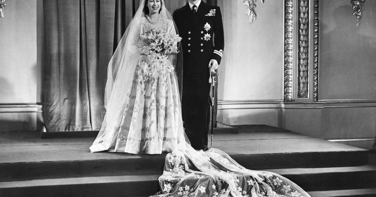 Royal wedding fruit cake from 1947 sells for £2,200 at auction