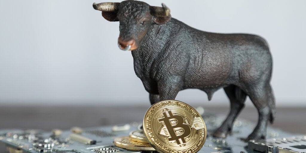 Bitcoin Spikes Above $90K as 'Trump Trade' Precedent Sets the Tone for 2025Analysts Forecast