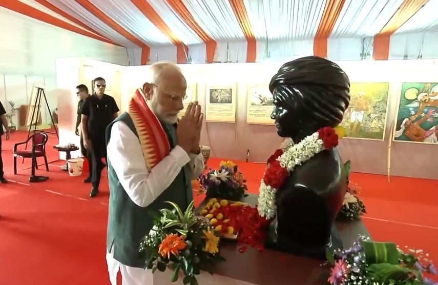 PM Modi Arrives in Bihar's Jamui to Mark 'Janjatiya Gaurav Divas', Pays Tribute to Tribal Leader 'Bhagwan Birsa Munda'