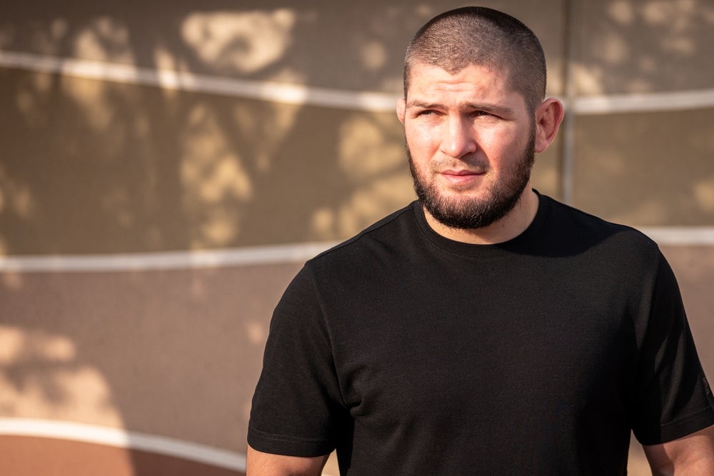 Khabib Nurmagomedov soutient la pièce de monnaie « satirique » CONVICT qui collecte des fonds pour aider les victimes de Conor McGregor