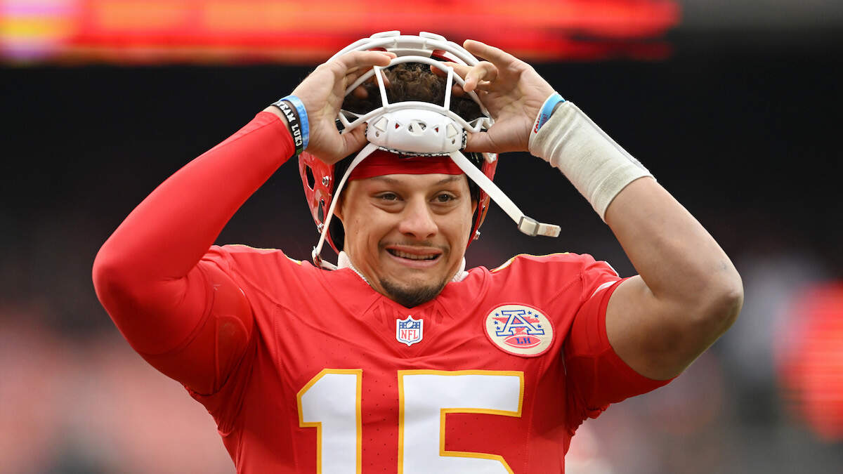 Patrick Mahomes injured late in Chiefs' win over Browns, leaves game with apparent ankle injury