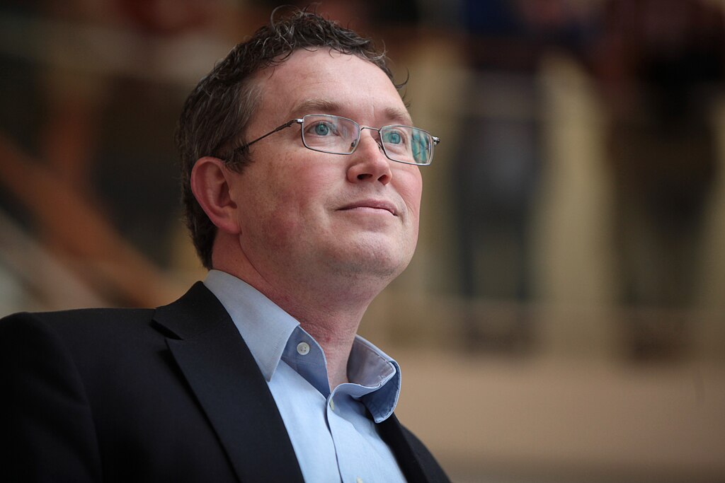 Rep. Thomas Massie Accepts Vivek Ramaswamy's Offer to Contribute to Dogecoin (DOGE) Development