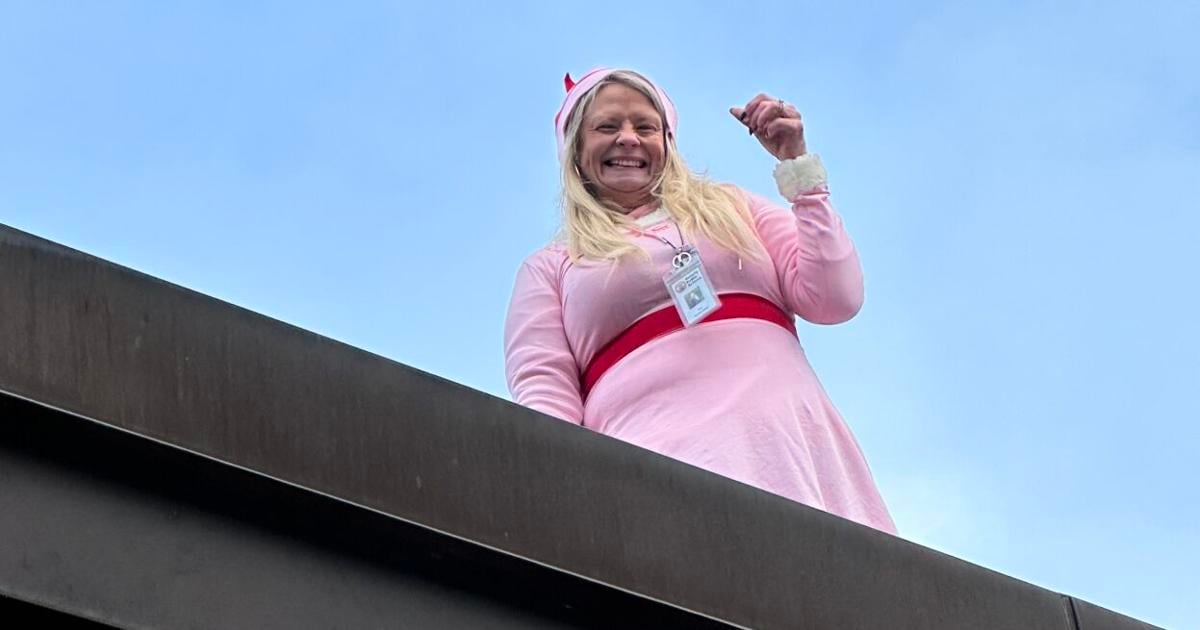 Elf on the Roof begrüßt Schüler der North Beverly Elementary School