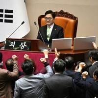 Südkoreas politische Krise verschärft sich, als der amtierende Präsident angeklagt wird