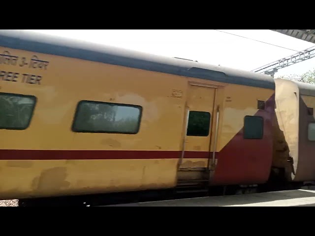 Vlog vidéo de train local ultra rapide indien échangeant des bitcoins pour gagner de l'argent en ligne #skapnavlogs #vlogs