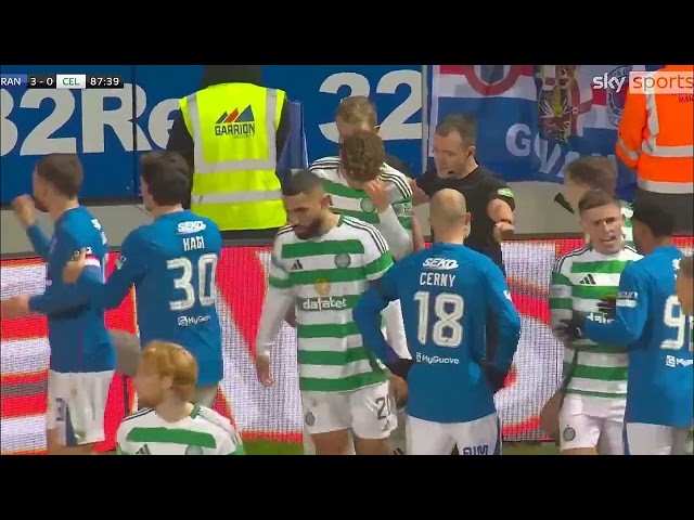 ARNE ENGELS FRAPPÉ PAR UNE PIÈCE - GLASGOW RANGERS contre GLASGOW CELTIC - PREMIÈRE LIGUE ÉCOSSAISE 2025