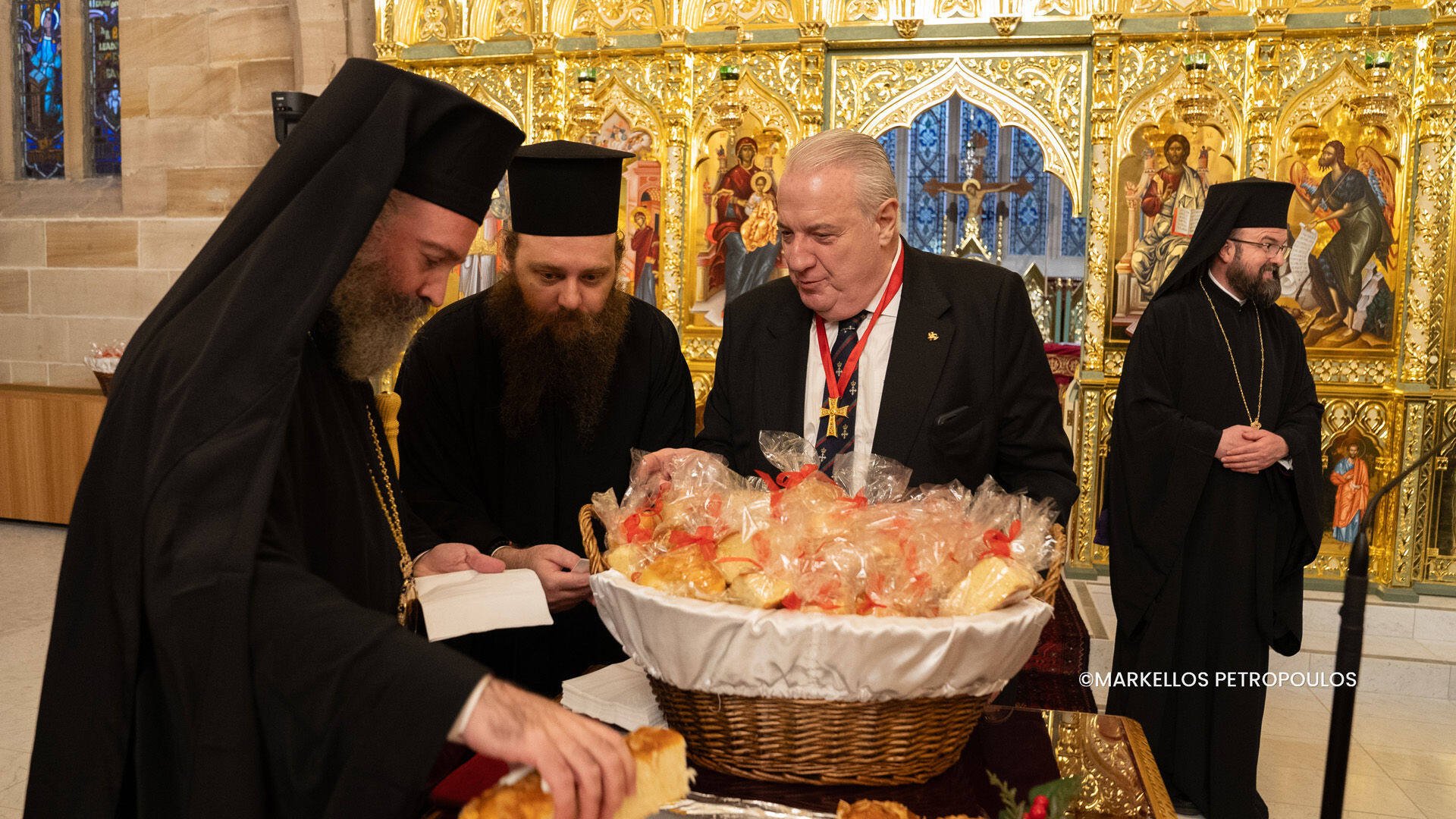 バシロピタの季節が到来、シドニーとメルボルンのギリシャ人が幸運のケーキ入刀のための教会の行事に出席