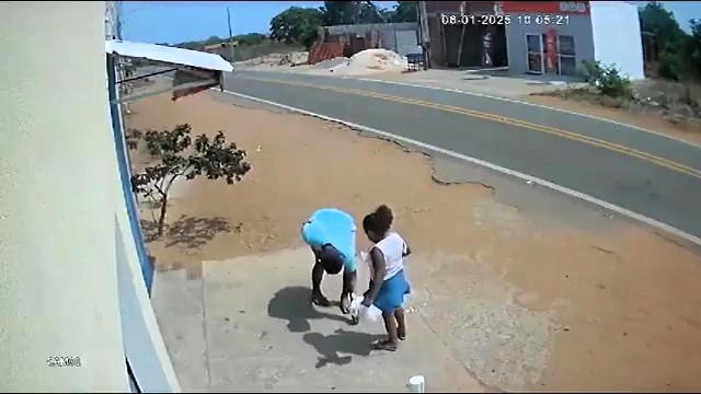 Dropped coin saves dad and daughter from being smashed into by speeding car