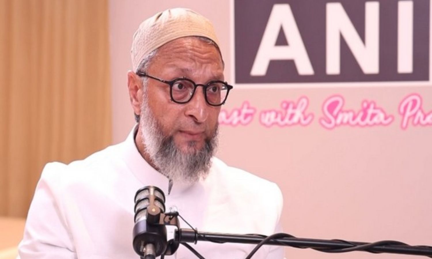 Aimim Chif Asaduddin Owaisi dit qu'il n'y a pas beaucoup de différence entre le chef de l'AAP Arvind Kejriwal et le Premier ministre Narendra Narendra Modi