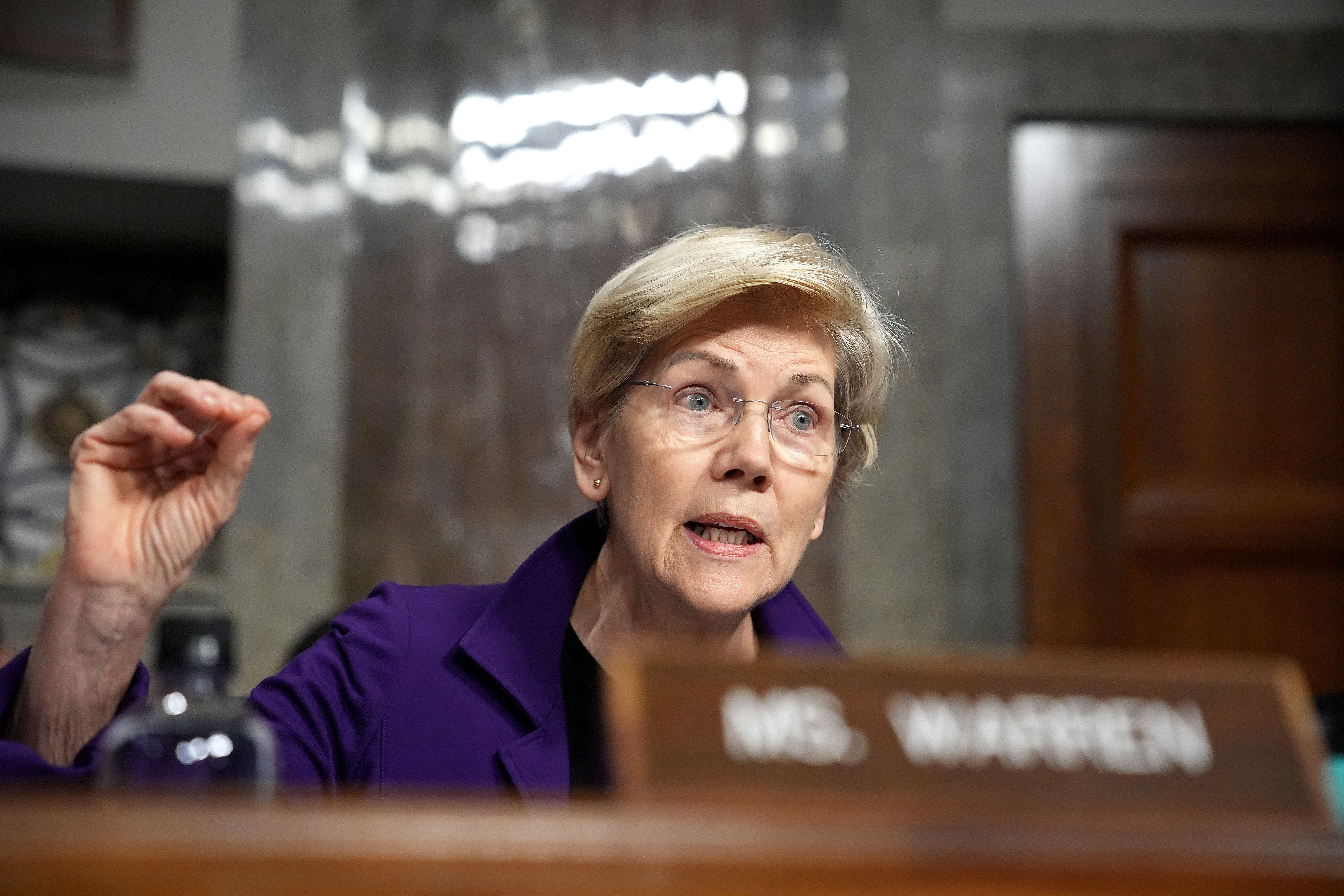 Elizabeth Warren beklagt einen Verstoß gegen Donald Trumps Meme-Coin und fordert Ethik- und Aufsichtsbehörden auf, Nachforschungen anzustellen