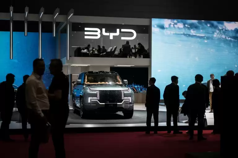 BYD股價今年上漲了44%,與特斯拉的37%下降相反。 BYD股價今年上漲了44%,與特斯拉的37%下降相反。